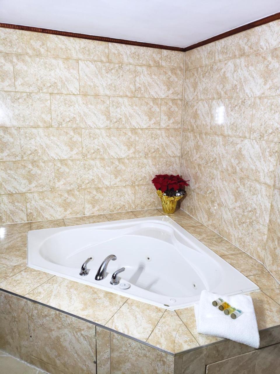 Regency Inn & Suites Cornwall Luaran gambar