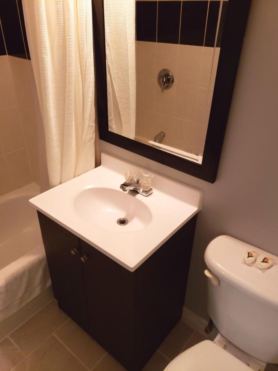 Regency Inn & Suites Cornwall Luaran gambar
