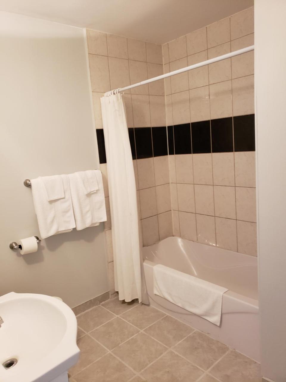 Regency Inn & Suites Cornwall Luaran gambar